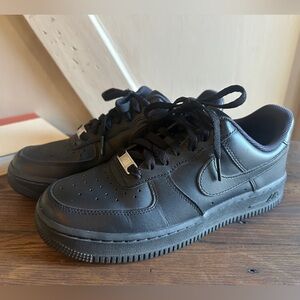 Nike Air Force 1 Triple Black – Size 7